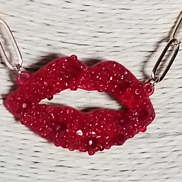 Viola Lips Pendant Short Chain Necklace Set - Picture 9 of 10